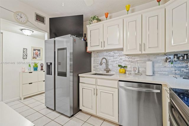2871 Somerset Dr 102, Lauderdale Lakes, FL 33311