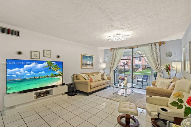 2871 Somerset Dr 102, Lauderdale Lakes, FL 33311