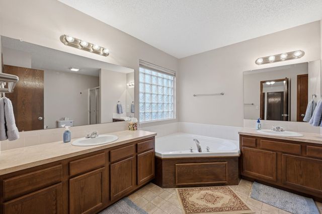 1805 N McRae Dr, Goddard, KS 67052