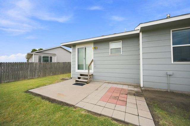 1805 N McRae Dr, Goddard, KS 67052