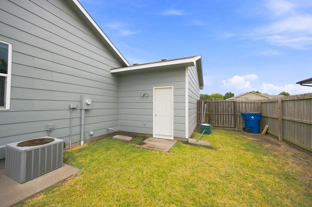 1805 N McRae Dr, Goddard, KS 67052