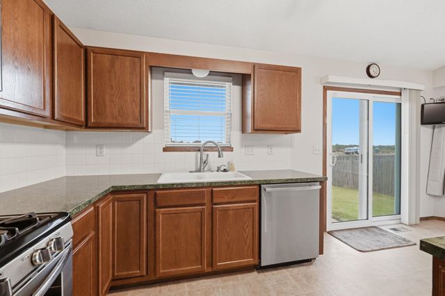 1805 N McRae Dr, Goddard, KS 67052