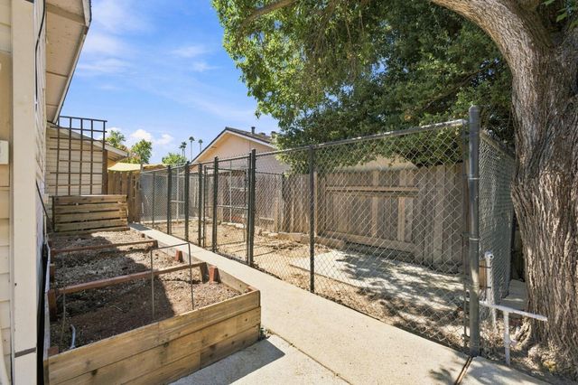 10833 Walnutwood Way, Rancho Cordova, CA 95670