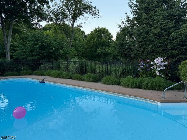 12 Kristen Dr, Roxbury Twp., NJ 07876