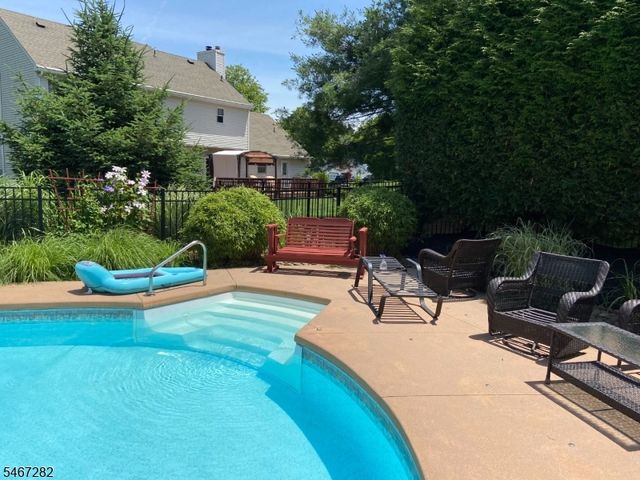 12 Kristen Dr, Roxbury Twp., NJ 07876