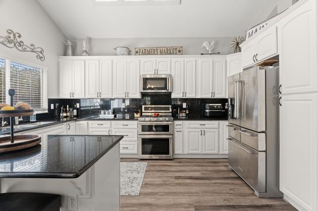 10107 River Park Cir, Stockton, CA 95209