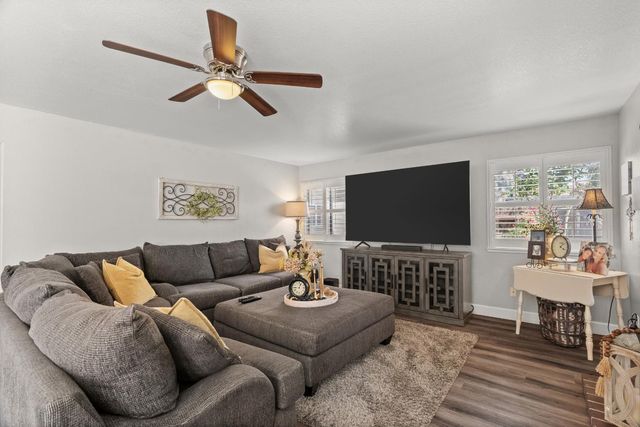 10107 River Park Cir, Stockton, CA 95209