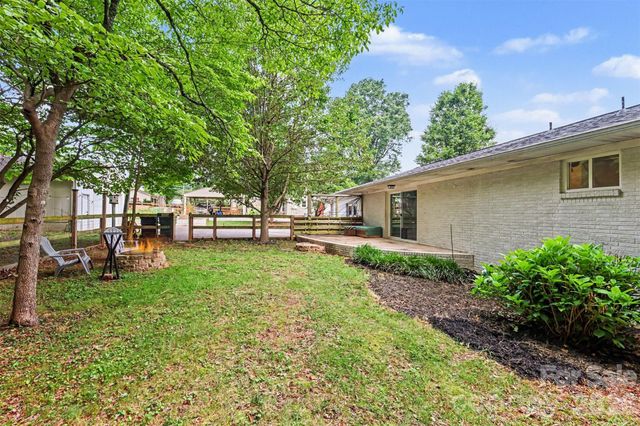 7048 Delta Lake Drive, Charlotte, NC 28215