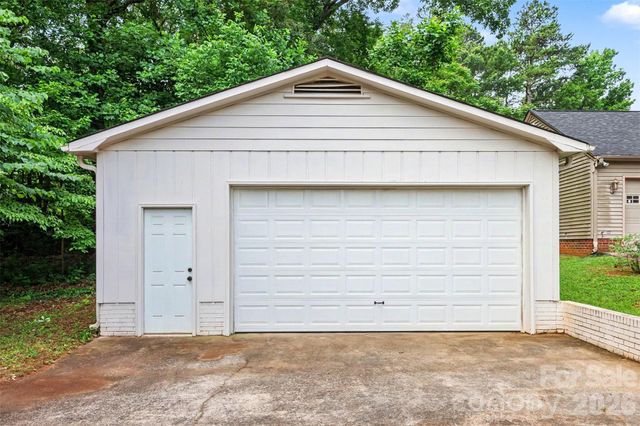 7048 Delta Lake Drive, Charlotte, NC 28215