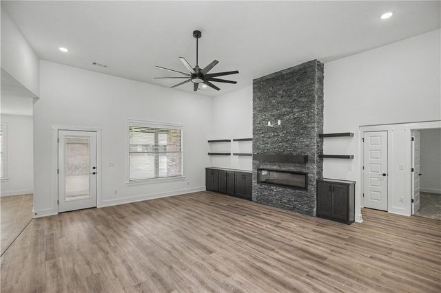 2102 N Dagan Street, Siloam Springs, AR 72761