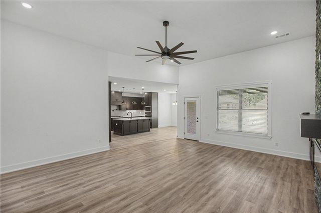 2102 N Dagan Street, Siloam Springs, AR 72761