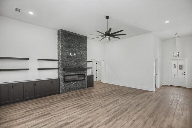 2102 N Dagan Street, Siloam Springs, AR 72761