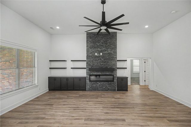 2102 N Dagan Street, Siloam Springs, AR 72761