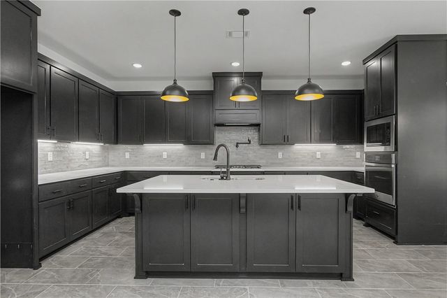 2102 N Dagan Street, Siloam Springs, AR 72761