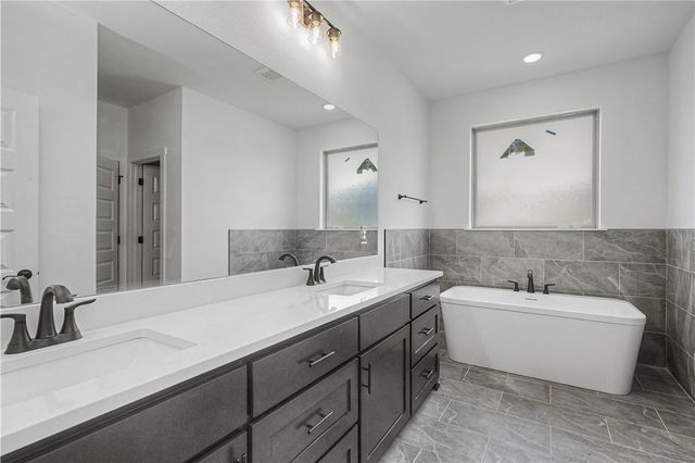 2102 N Dagan Street, Siloam Springs, AR 72761
