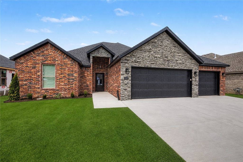 2102 N Dagan Street, Siloam Springs, AR 72761