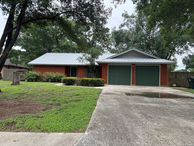 301 WESTBEND CIR, Seguin, TX 78155