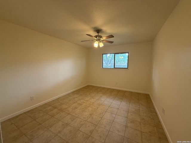301 WESTBEND CIR, Seguin, TX 78155