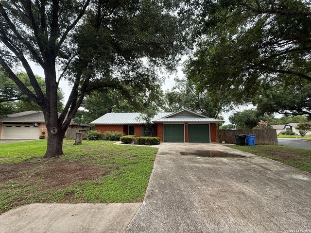 301 WESTBEND CIR, Seguin, TX 78155