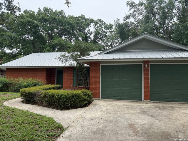 301 WESTBEND CIR, Seguin, TX 78155