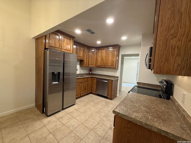 301 WESTBEND CIR, Seguin, TX 78155