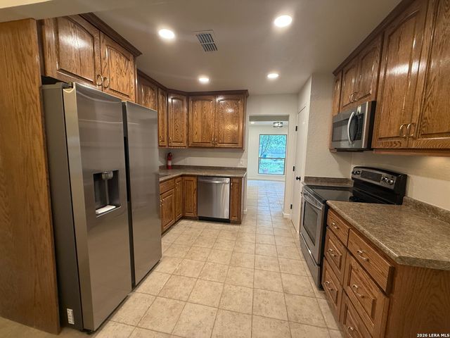 301 WESTBEND CIR, Seguin, TX 78155