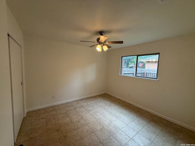 301 WESTBEND CIR, Seguin, TX 78155