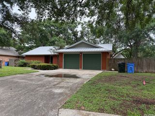 301 WESTBEND CIR, Seguin, TX 78155