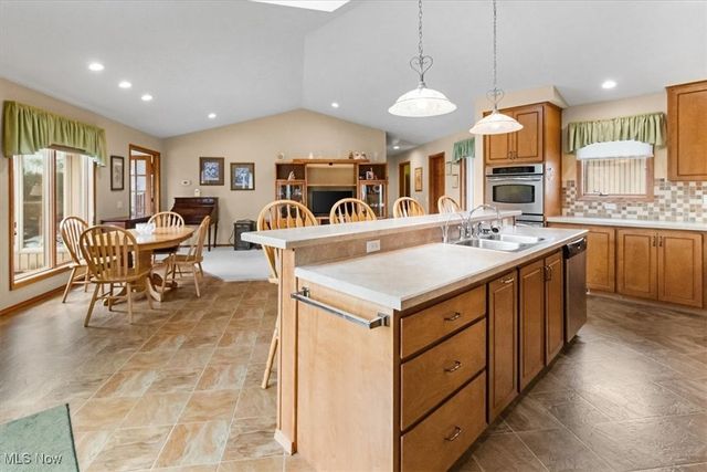 33025 Cobblestone Circle, North Ridgeville, OH 44039