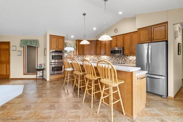 33025 Cobblestone Circle, North Ridgeville, OH 44039