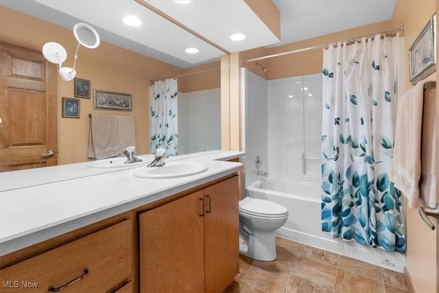 33025 Cobblestone Circle, North Ridgeville, OH 44039