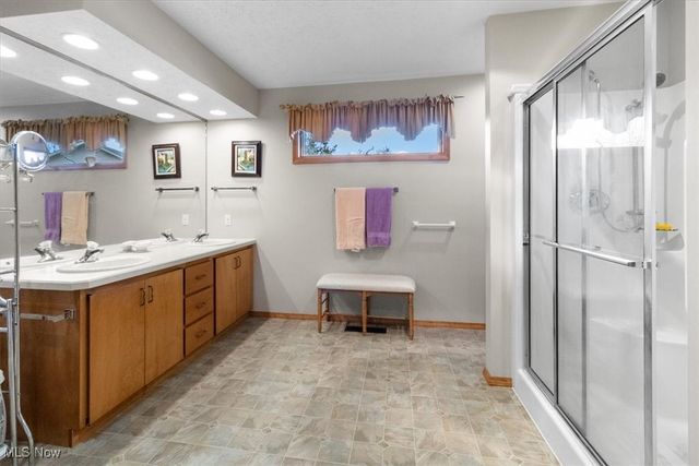 33025 Cobblestone Circle, North Ridgeville, OH 44039