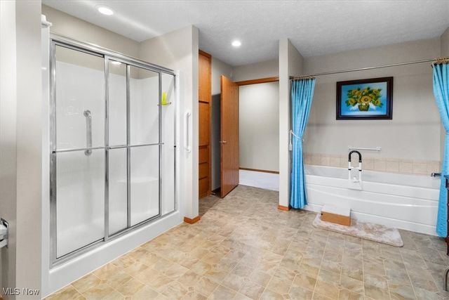 33025 Cobblestone Circle, North Ridgeville, OH 44039