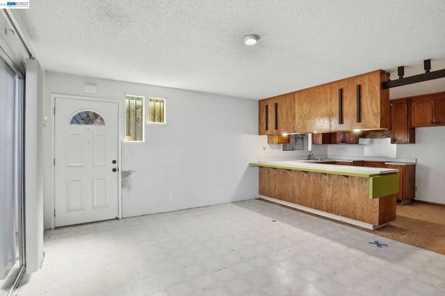 2550 Damuth St, Oakland, CA 94602