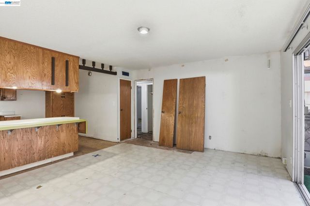 2550 Damuth St, Oakland, CA 94602