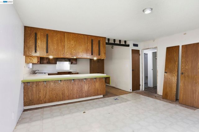 2550 Damuth St, Oakland, CA 94602