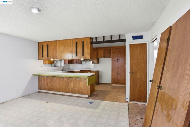 2550 Damuth St, Oakland, CA 94602