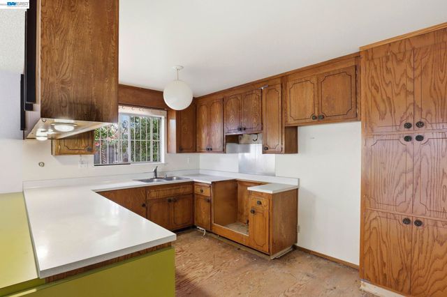 2550 Damuth St, Oakland, CA 94602