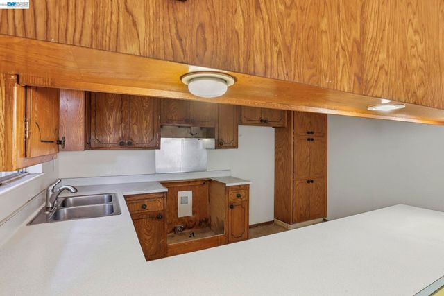 2550 Damuth St, Oakland, CA 94602