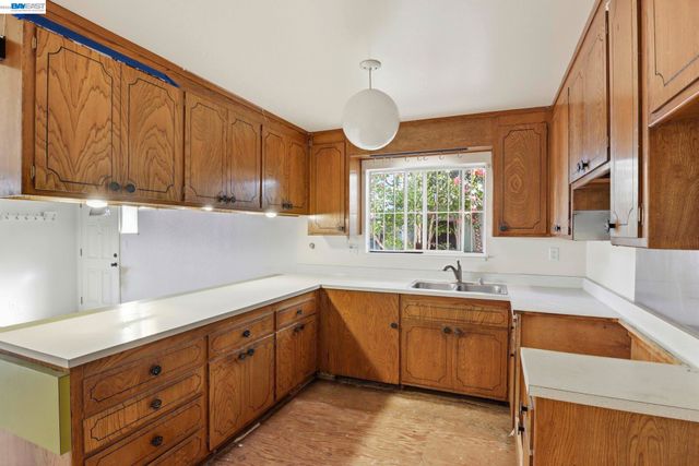 2550 Damuth St, Oakland, CA 94602