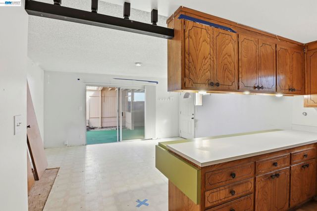 2550 Damuth St, Oakland, CA 94602