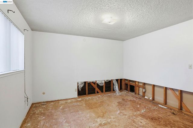 2550 Damuth St, Oakland, CA 94602