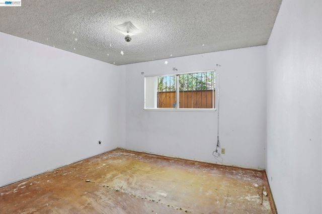 2550 Damuth St, Oakland, CA 94602