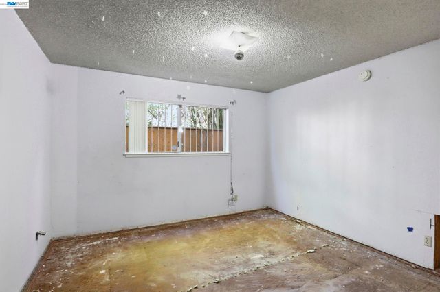 2550 Damuth St, Oakland, CA 94602