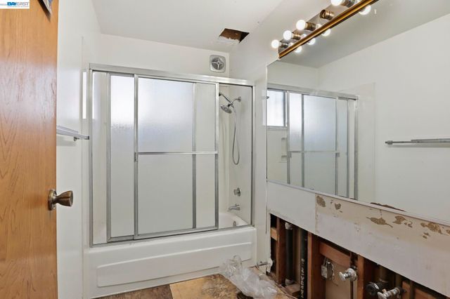 2550 Damuth St, Oakland, CA 94602