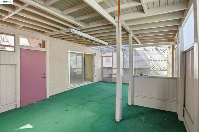 2550 Damuth St, Oakland, CA 94602