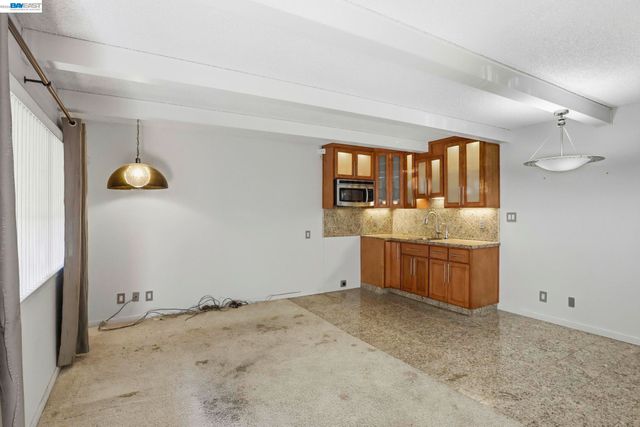 2550 Damuth St, Oakland, CA 94602