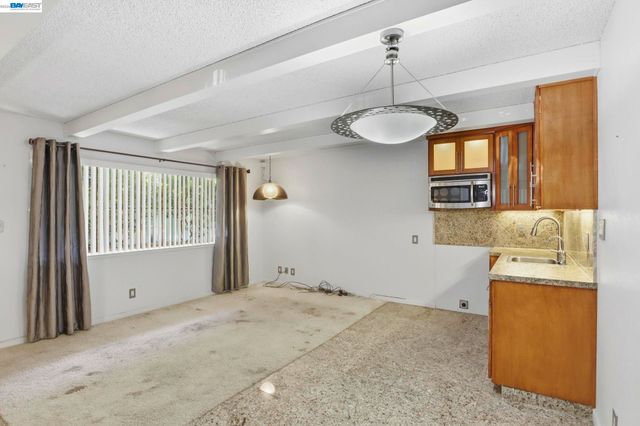 2550 Damuth St, Oakland, CA 94602