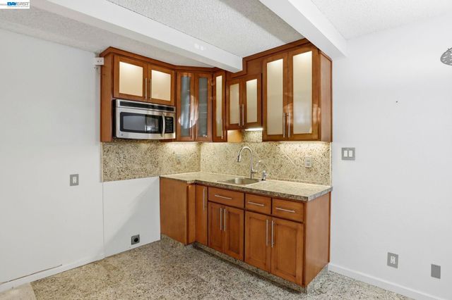 2550 Damuth St, Oakland, CA 94602