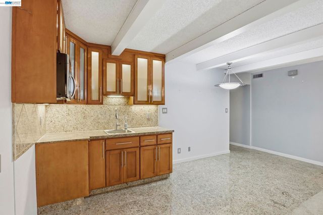 2550 Damuth St, Oakland, CA 94602